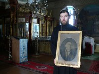 о. Богдан с портретом устроителя храма графа Димитрия Павловича Татищева. фото Н. Молёновой